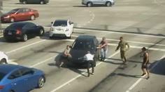 VIDEO: Žena omdlela za volantem a rozjela se na křižovatce do protisměru