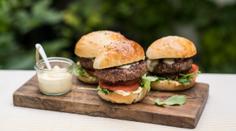 Burger je hitem grilovací sezóny! Jak na burger trochu jinak?