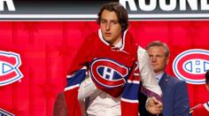 Jménem zaskočil, fanynka mu věnovala knížku. Nyní Rakušan podepsal v NHL