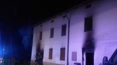 Při požáru domu zemřel člověk. Zasahovalo pět jednotek hasičů