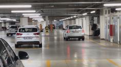 Parkovací domy se musí změnit, tvrdí hasiči. Špatně se v nich hasí elektroauta