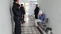 Soud poslal do vazby muže podezřelého ze znásilnění dívky. Ukrajinská ambasáda čin odsoudila