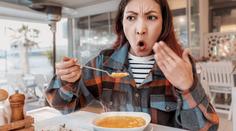 Kateřina vyfotila v jídle mrtvou housenku. Je to konkurenční útok, míní restaurace