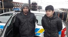 Řidiče kamionu čekal v Praze šok, u nákladu se ukrývali dva cizinci