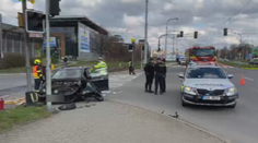 Vlak na přejezdu narazil do auta. Odhodil ho na procházející seniorku