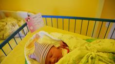 Malá Laura nechala maminku rozbalit dárky. Pak už spěchala na svět