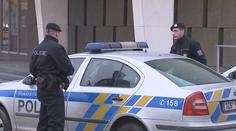 Recidivista se snažil schovat před policií. Ustlal si na skelné vatě