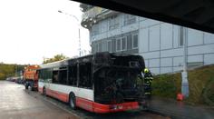 Zadní část autobusu náhle začala hořet! Škody jdou do statisíců