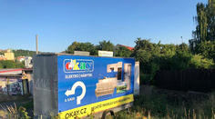 Muž upozornil obchod na ilegální reklamu. Firma ho začala urážet