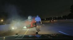 Strážník zpackal zákrok. Těhotná žena se s SUV převrátila na střechu