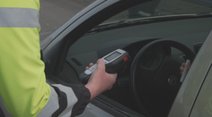 Opilý řidič boural dvakrát po sobě před zraky policistů. Hrozí mu tříleté vězení