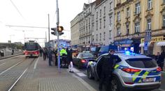 Muž se v Praze kolem sebe oháněl nožem, zranil i policistu!