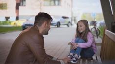 Ztracený našel hledanou dívku. Policie ukázala video ke dni pohřešovaných dětí