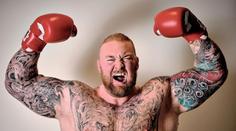 Nejsilnější muž planety jde do ringu. Čeká ho o 100 kg lehčí soupeř