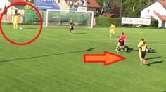 Velký frajer! Fotbalista běžel sám na bránu, míč ale radši zakopl