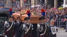 Itálie se loučila s bývalým premiérem Berlusconim. Na pohřeb přišly tisíce lidí