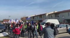 Před domem Hamáčka se sešli demonstranti, nesli s sebou i rakev. FOTO