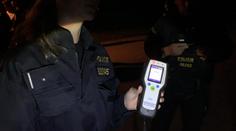 Policisté obklíčili park s opilou mládeží! Nejmladšímu bylo 14 let