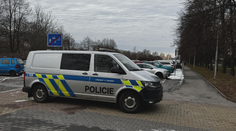 Policie v Praze vyšetřuje otřesný čin. Muž měl zavřít ženu v bytě a zapálit ho