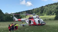 Cyklista si na Šumavě po pádu poranil páteř. Letěl pro něj vrtulník