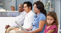 Dítě trpělo v křečích, na lékaře muselo čekat dlouhé hodiny