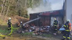Na jihu Čech hořely kontejnery s pyrotechnikou. Po příčinách policie pátrá