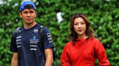 Zamilovaná fotka a prstýnek. Pilot F1 požádal o ruku golfovou hvězdu