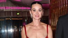 Katy Perry si užívá v Praze: Vlezla do orloje a nacpala se řízkem
