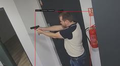 Technologie odhalí v budově útočníka se zbraní. V Bruselu ale naráží na legislativu