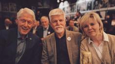 Bill Clinton zůstává v Praze. Vystoupí na bezpečnostní konferenci
