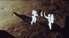 Zemřel Neil Armstrong (†82). První člověk, který vstoupil na Měsíc