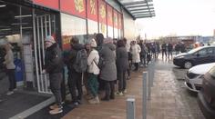VIDEO: Nekonečné fronty už několik dní. Lidl okupují lidé i po víkendu