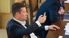 Druhý pokus nevyšel. Okamura zůstává ve vedení Sněmovny