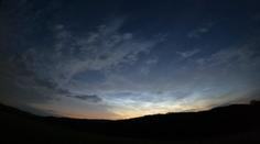 Nebeské divadlo nad Českem! Meteorolog vyfotil unikátní svítící oblaka