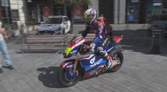 Salač jezdil se závodní motorkou po brněnském náměstí. Věří ve stupně vítězů