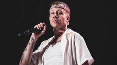Slovenka si zazpívala s Macklemorem. Měla být ve vězení, hned potom ji zatkli