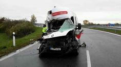 Dodávka narazila zezadu do kamionu. Spolujezdec zemřel