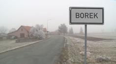 Muž se pohádal se sousedy, pak ho otec našel venku mrtvého!
