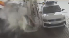 VIDEO: Šílená jízda řidiče na Slovensku. Rozmetal stojany na benzínce