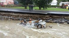 Policie našla auto, které se potopilo s třemi lidmi. Uplavalo stovky metrů