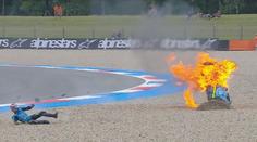 Děsivá nehoda v MotoGP plná plamenů. Závodníkovi po pádu chytla motorka