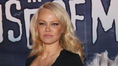 Sexbomba 90. let míří do Prahy! Fanoušci uvidí Pamelu poprvé