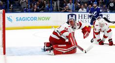 Boston jde v sérii do vedení, Mrázek vychytal výhru Carolině
