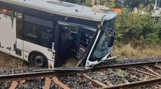 Autobus se v Karlových Varech zřítil do kolejiště. Cestující se zranili