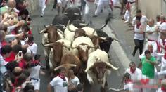 VIDEO: Závod s býky v ulicích města zahájil tradiční oslavy San Fermin
