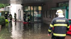 Prahou se prohnala bouře, voda vyplavila i nemocnici. FOTO