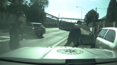 VIDEO: Podezřelý muž zběsile ujížděl policii. Zakročil řidič náklaďáku