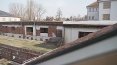 Dělníci podle svědků odlamovali azbest nedaleko školáků. Řeší to i policie