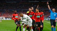 Zákeřný Mbappé: Soupeři prošlápl koleno, dostal červenou! VIDEO