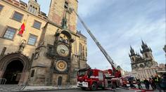 Unikátní cvičení pražských hasičů. Trénovali přímo na Staroměstské radnici